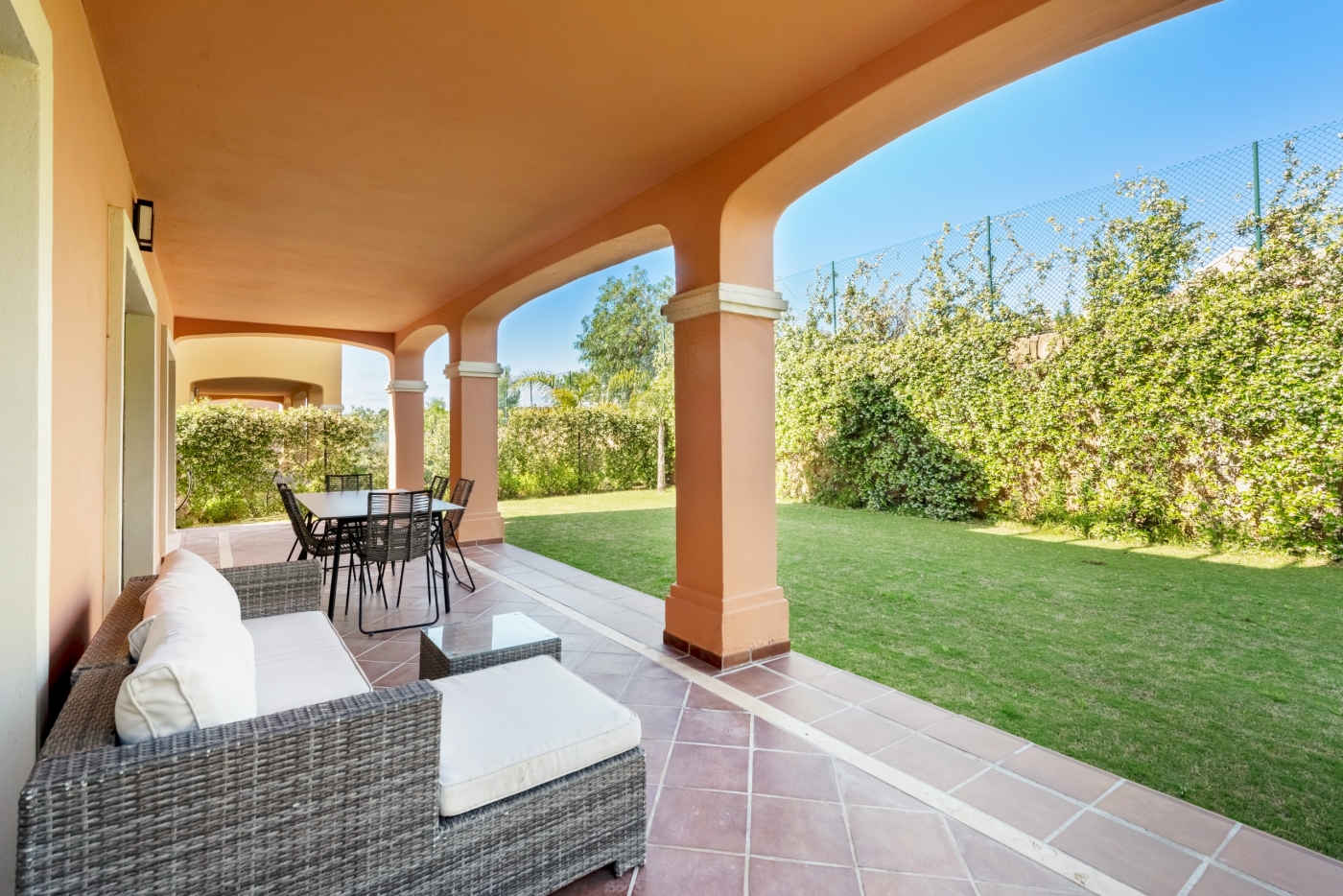Detached and semi-detached villas in Estepona Golf