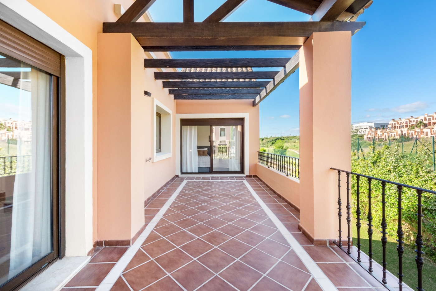 Detached and semi-detached villas in Estepona Golf