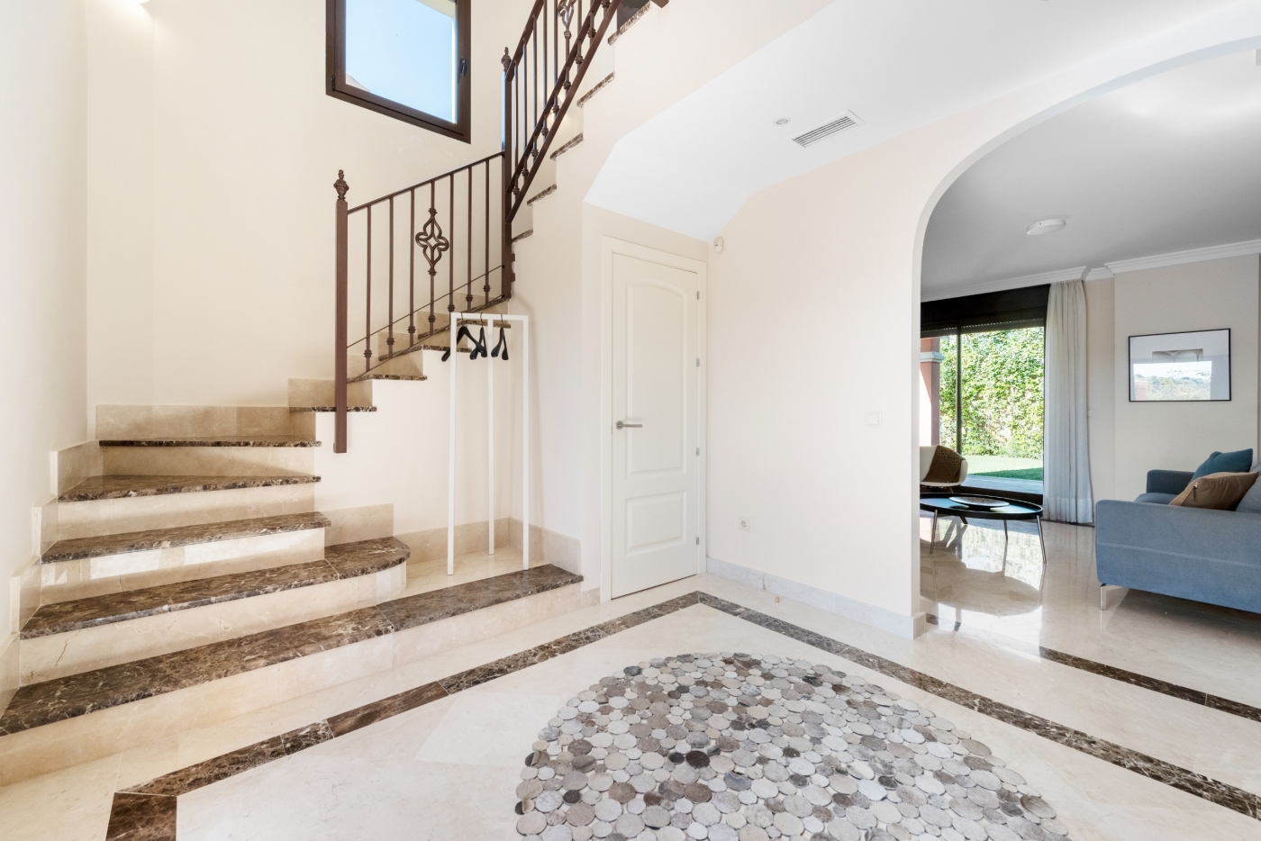 Detached and semi-detached villas in Estepona Golf
