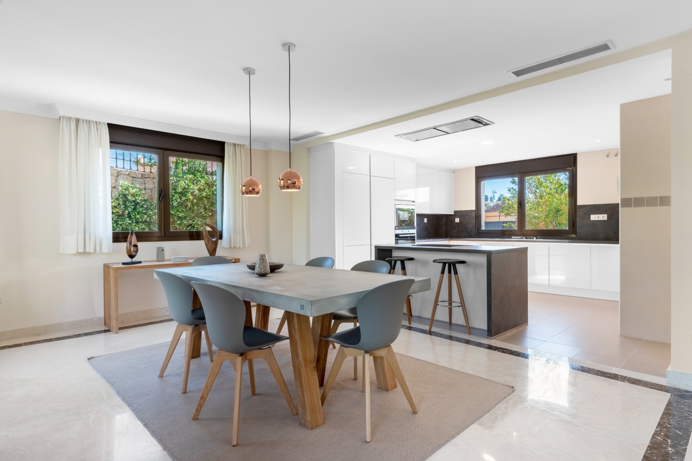 Detached and semi-detached villas in Estepona Golf