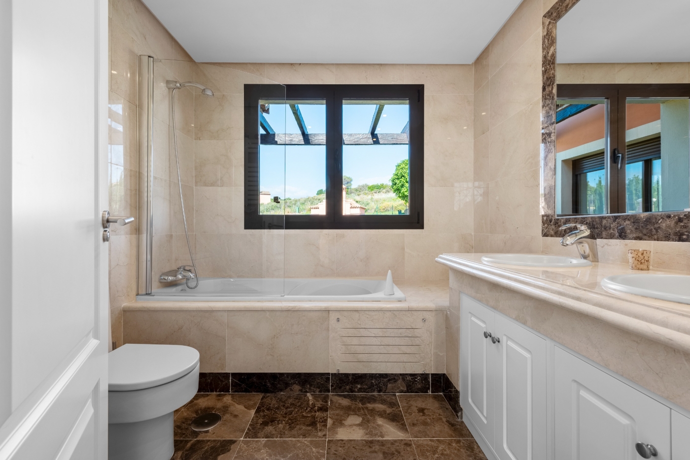 Detached and semi-detached villas in Estepona Golf