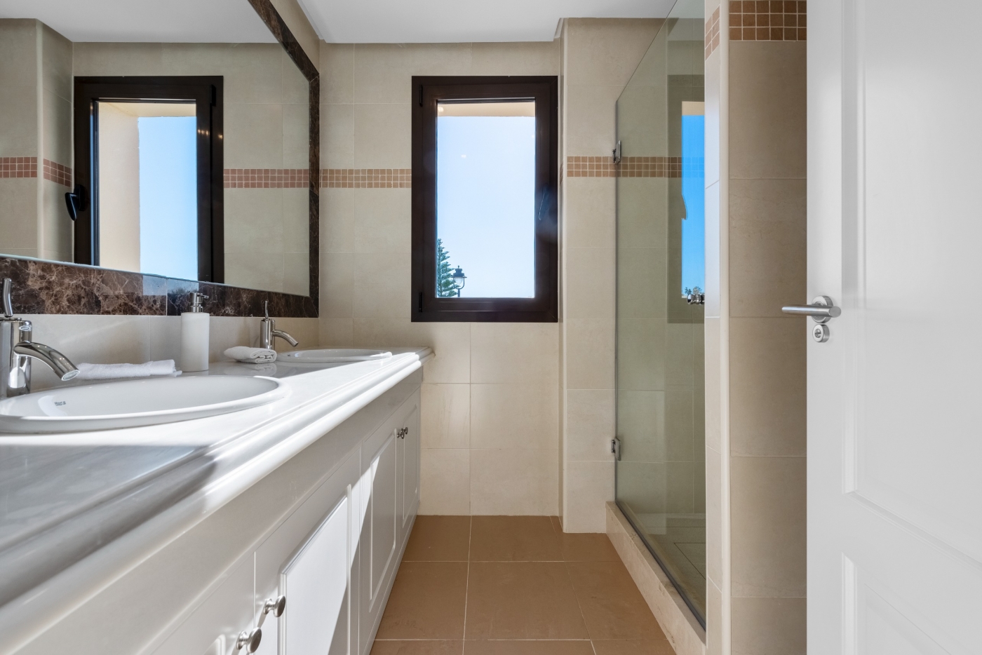 Detached and semi-detached villas in Estepona Golf