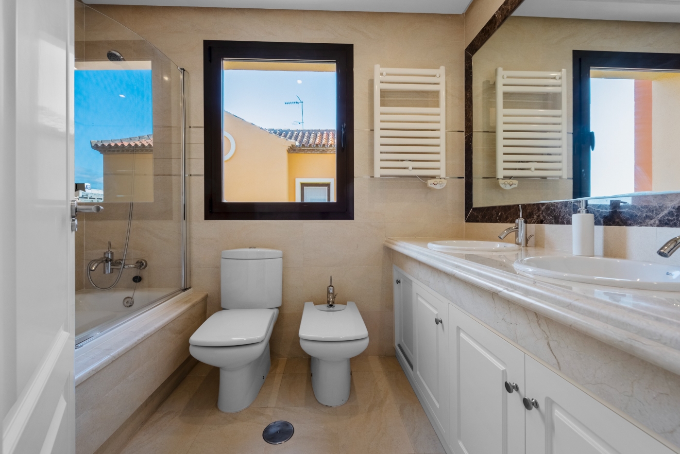 Detached and semi-detached villas in Estepona Golf