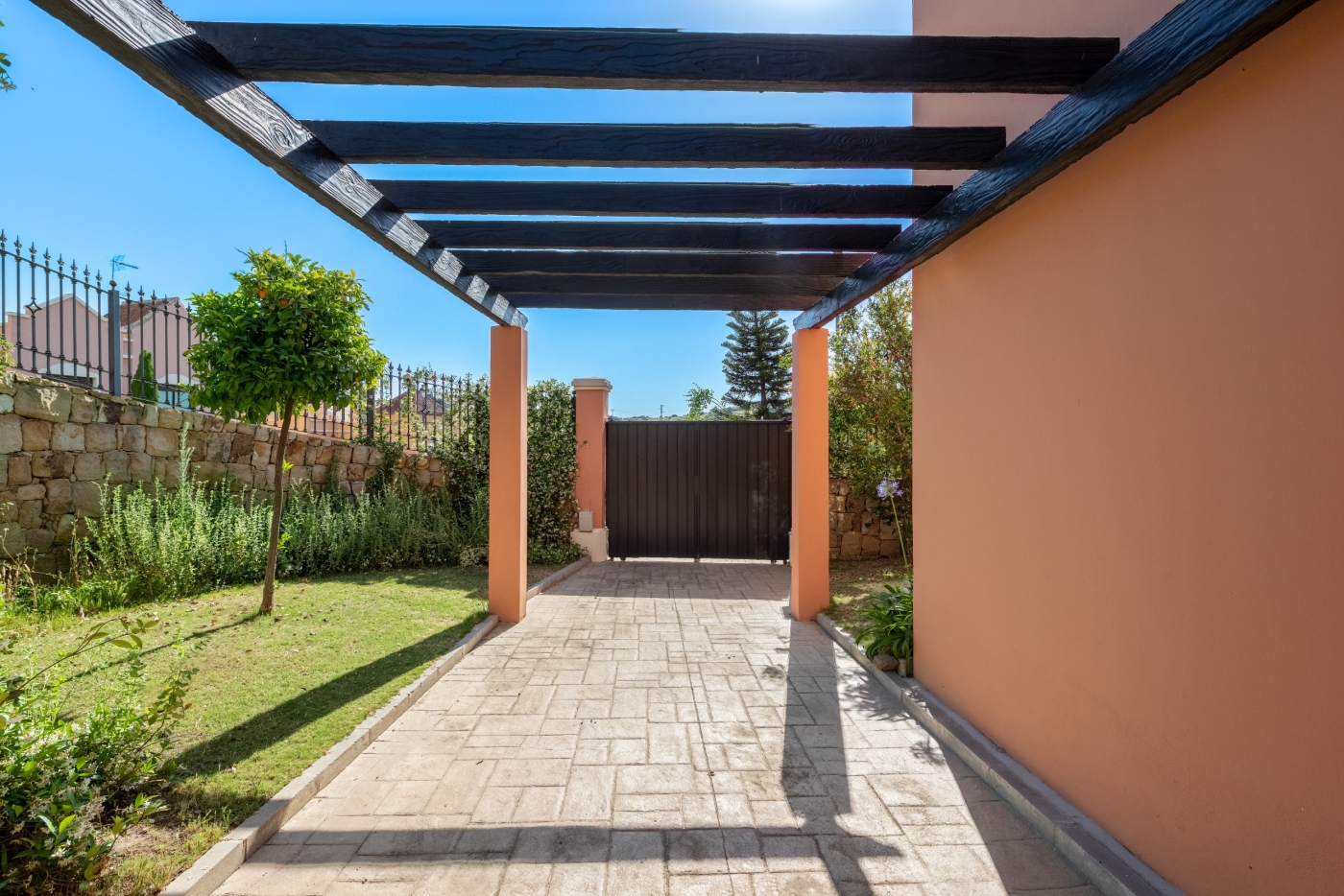 Detached and semi-detached villas in Estepona Golf