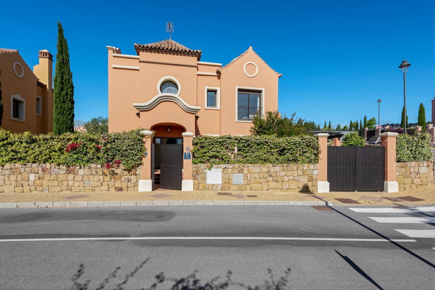 Detached and semi-detached villas in Estepona Golf