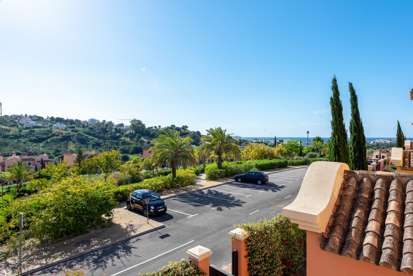 Detached and semi-detached villas in Estepona Golf