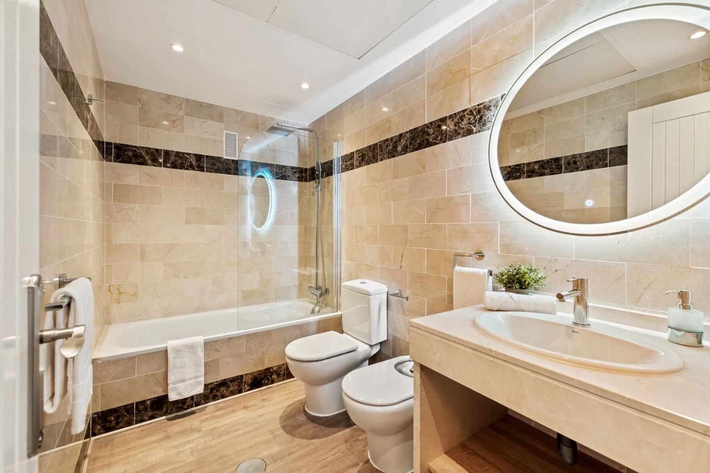 Promoción de apartamentos turísticos junto a El Paraíso Golf