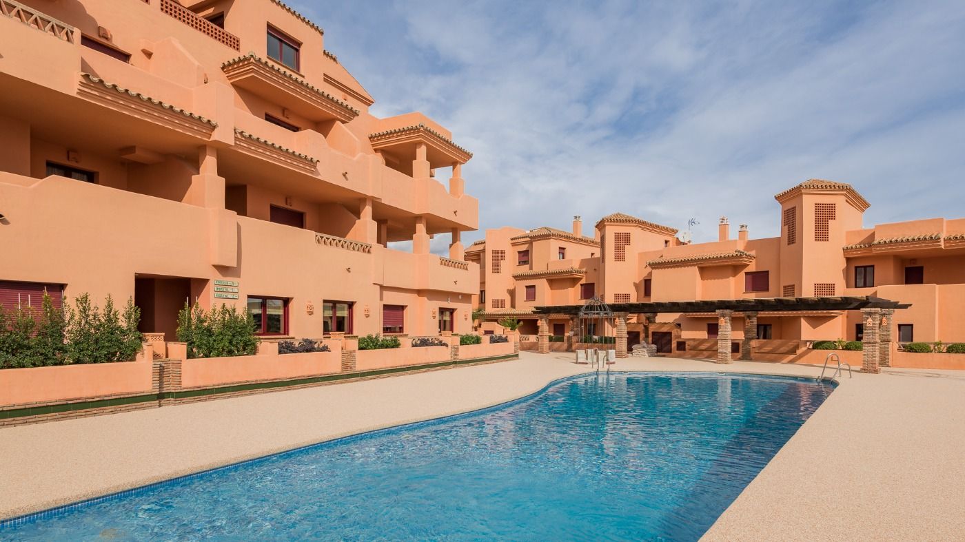 Promoción de apartamentos turísticos junto a El Paraíso Golf