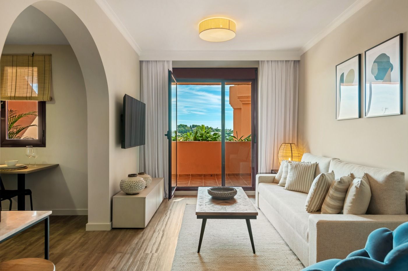 Promoción de apartamentos turísticos junto a El Paraíso Golf