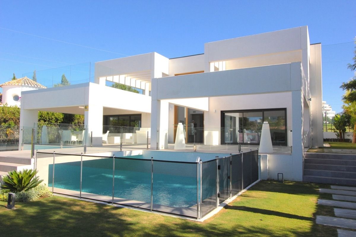 Villa moderna en primera línea de golf de Guadalmina