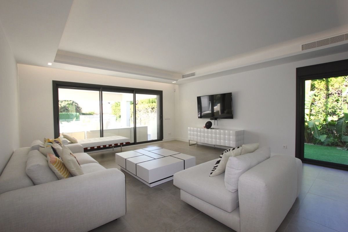 Villa moderna en primera línea de golf de Guadalmina