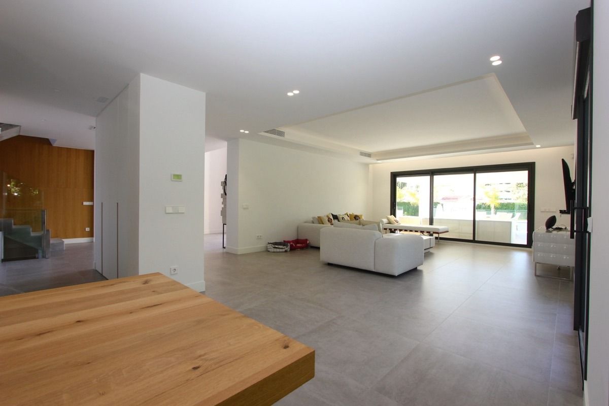 Villa moderna en primera línea de golf de Guadalmina