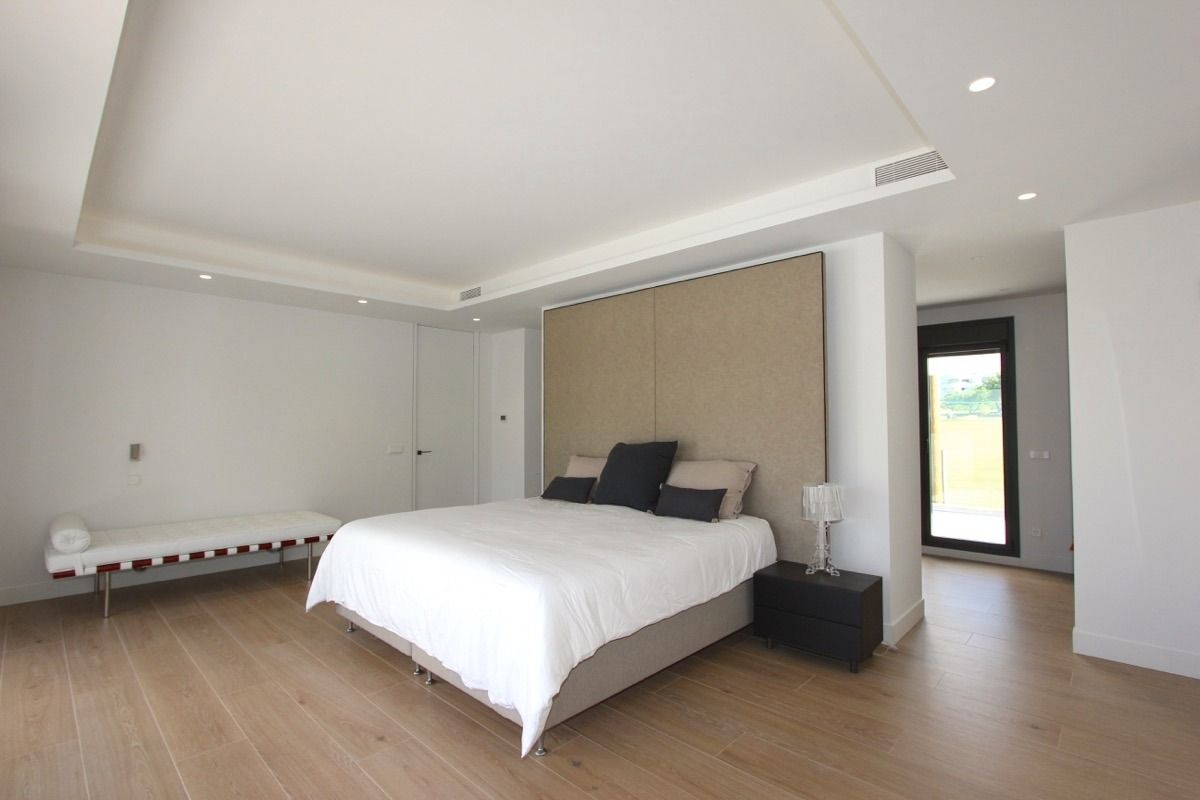 Villa moderna en primera línea de golf de Guadalmina