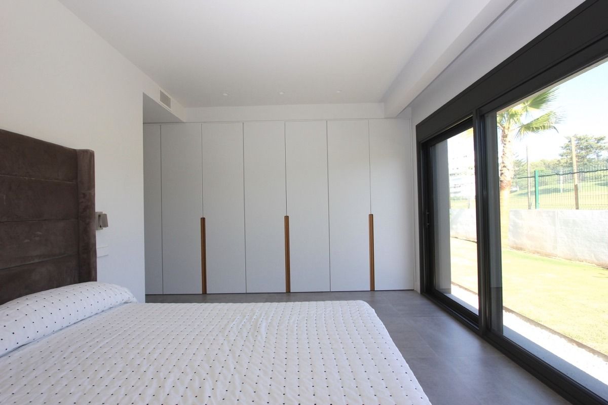 Villa moderna en primera línea de golf de Guadalmina