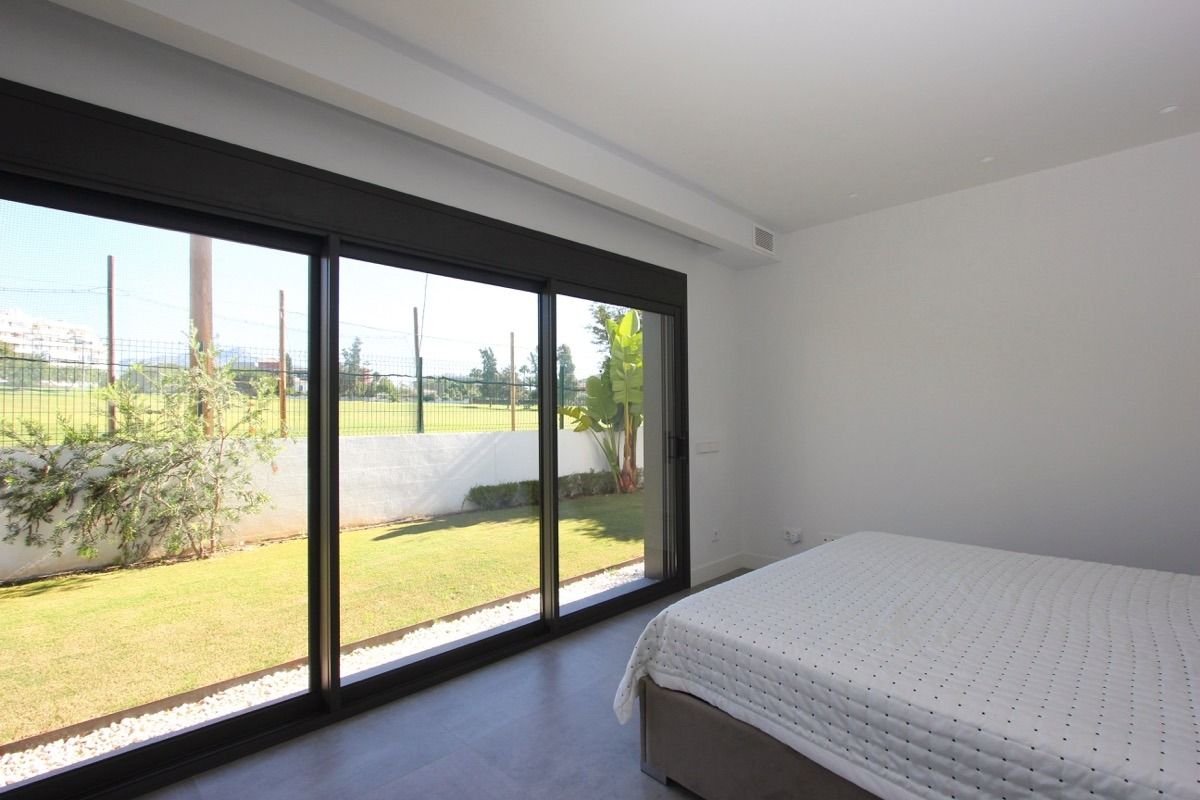 Villa moderna en primera línea de golf de Guadalmina