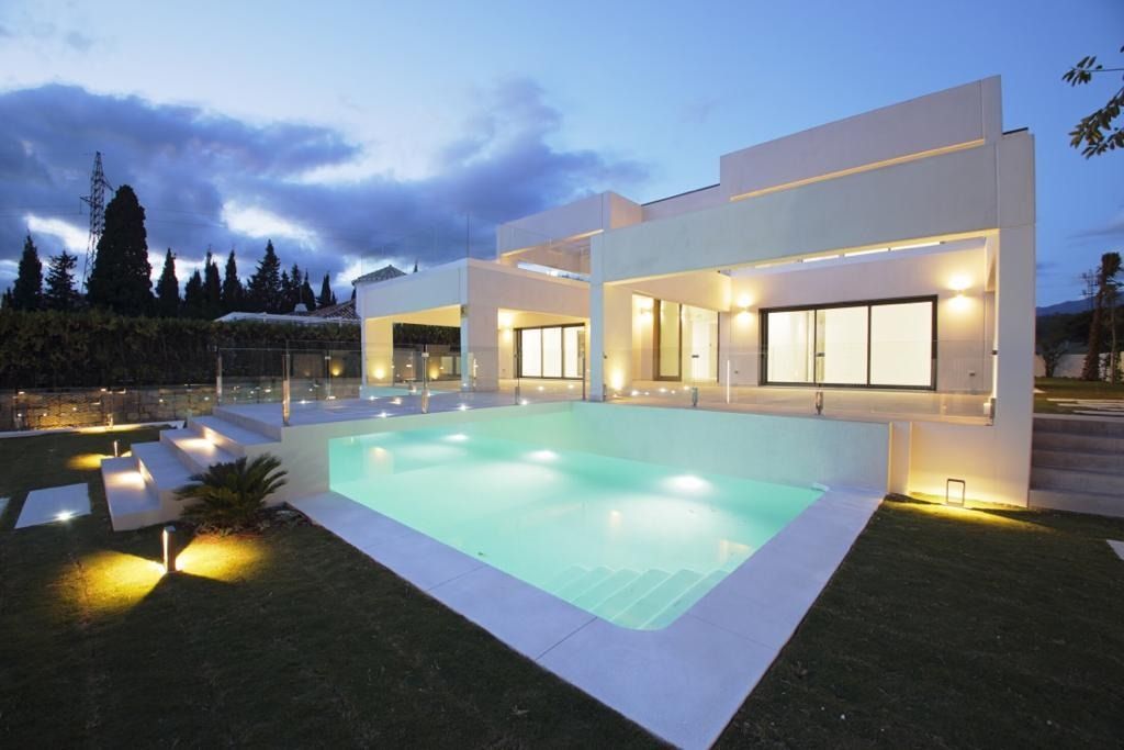 Villa moderna en primera línea de golf de Guadalmina