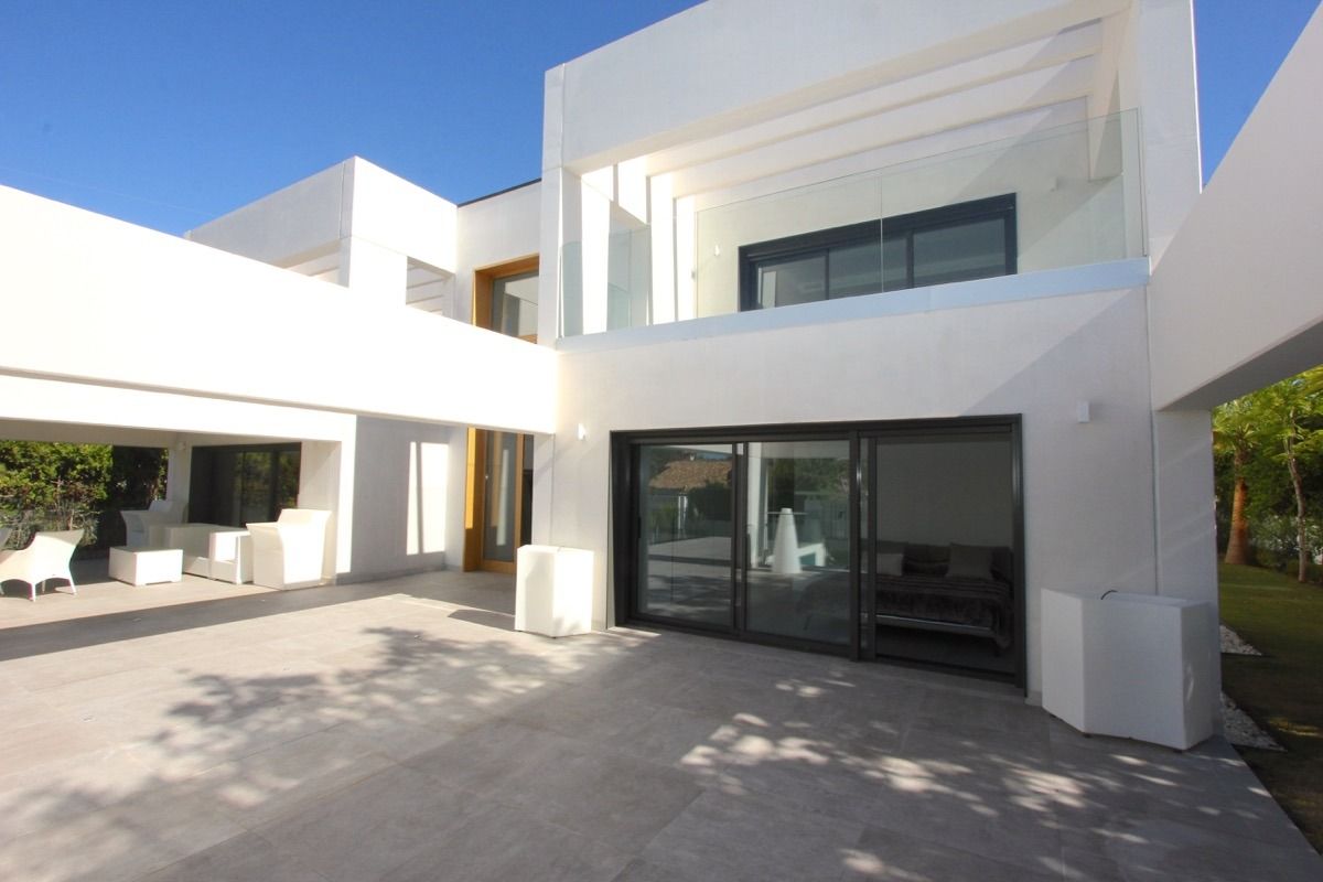 Villa moderna en primera línea de golf de Guadalmina