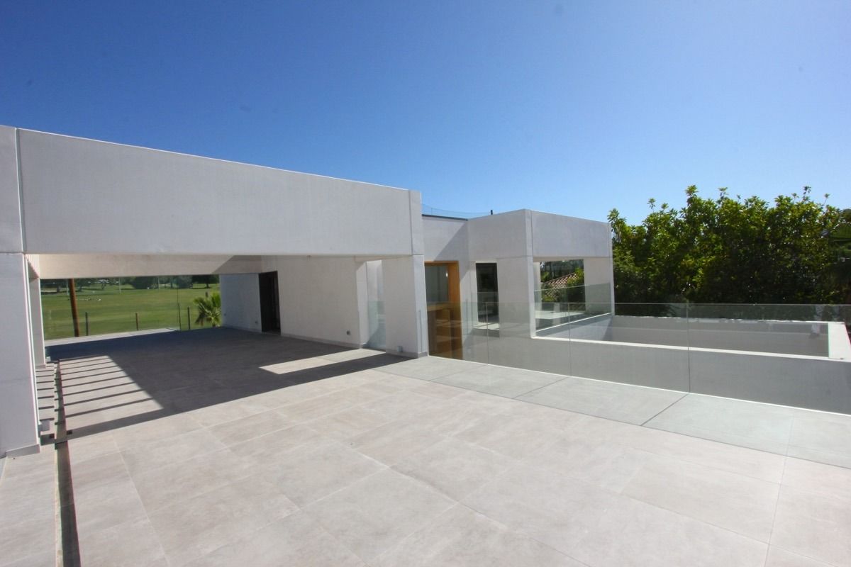Villa moderna en primera línea de golf de Guadalmina