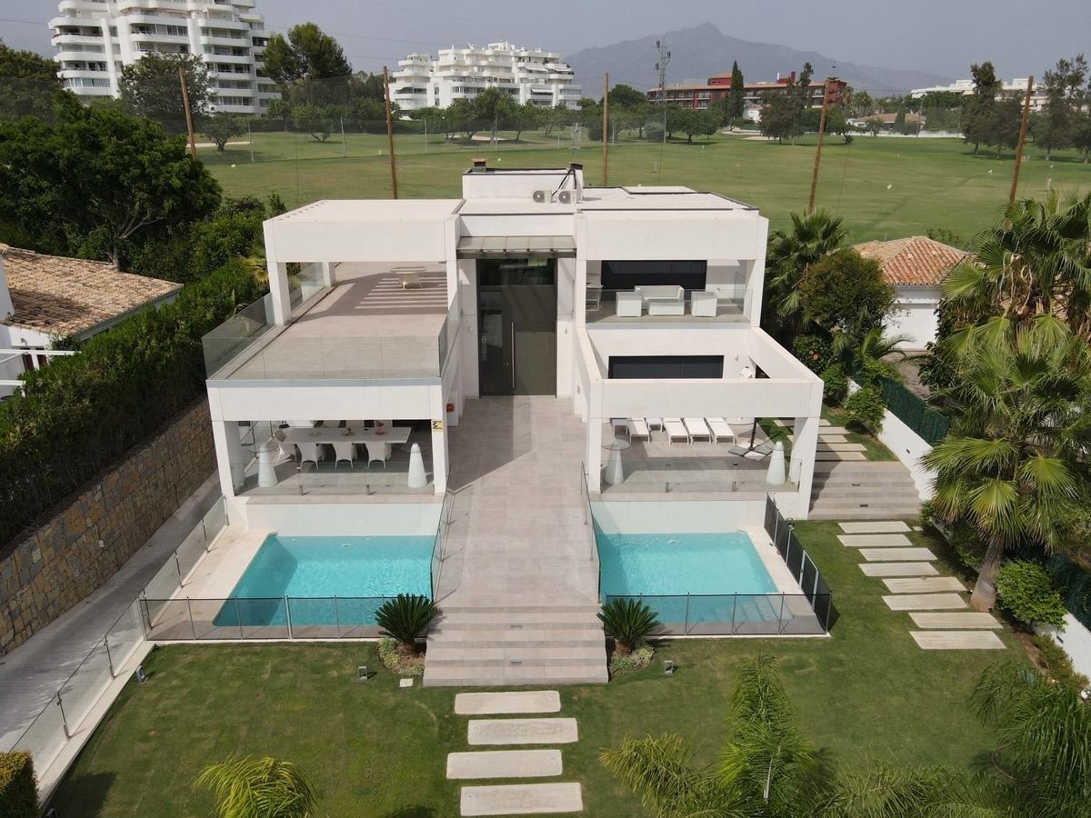 Villa moderna en primera línea de golf de Guadalmina