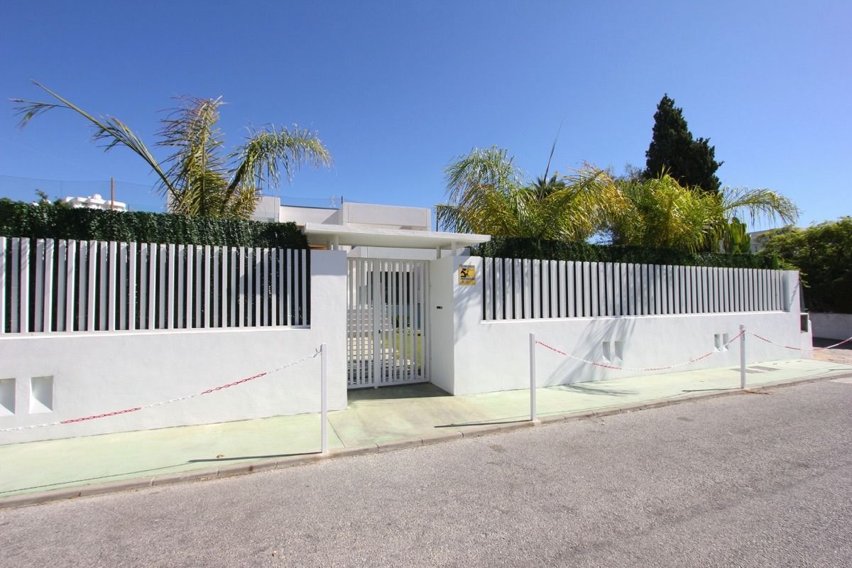 Villa moderna en primera línea de golf de Guadalmina
