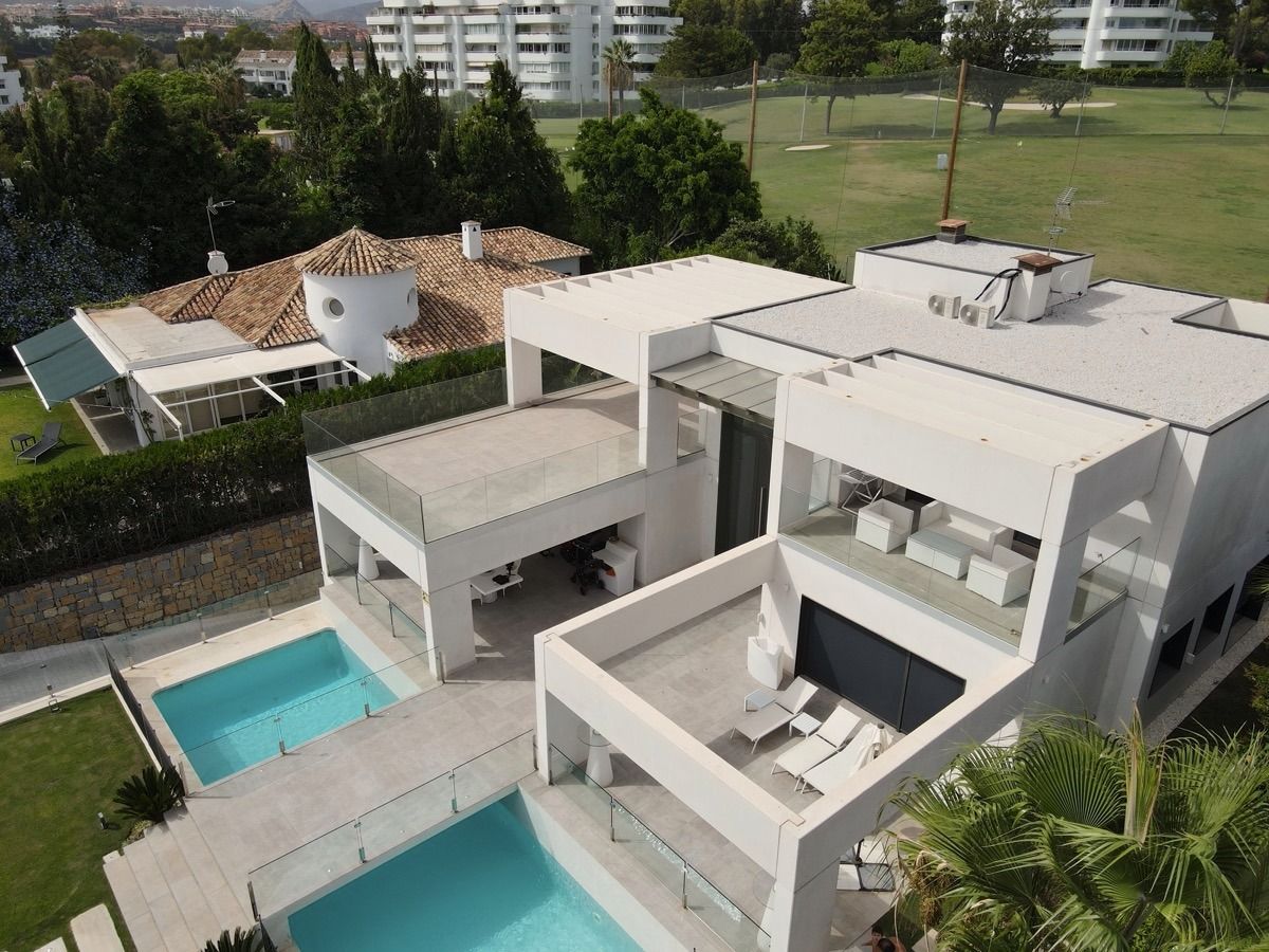 Villa moderna en primera línea de golf de Guadalmina