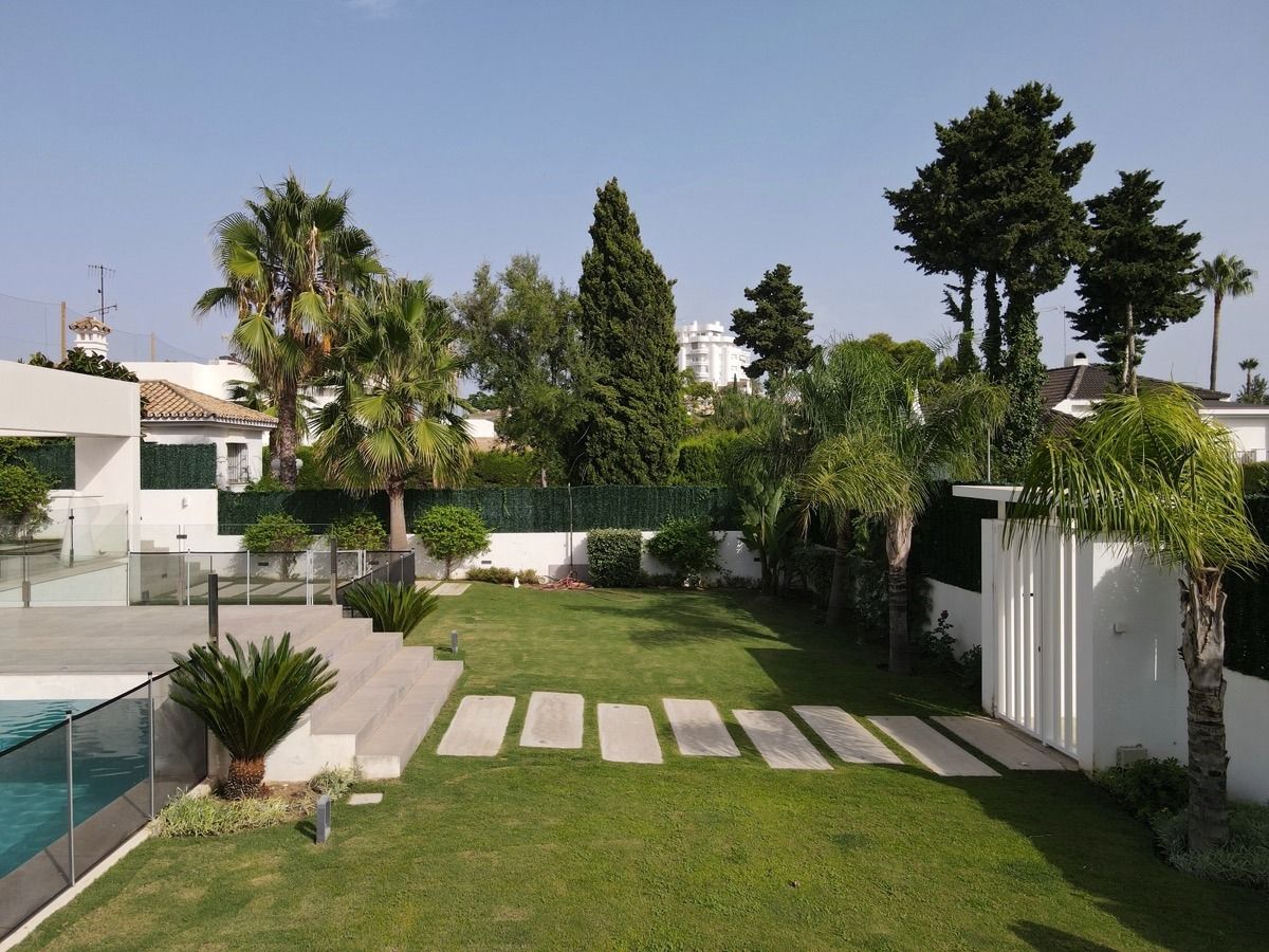 Villa moderna en primera línea de golf de Guadalmina