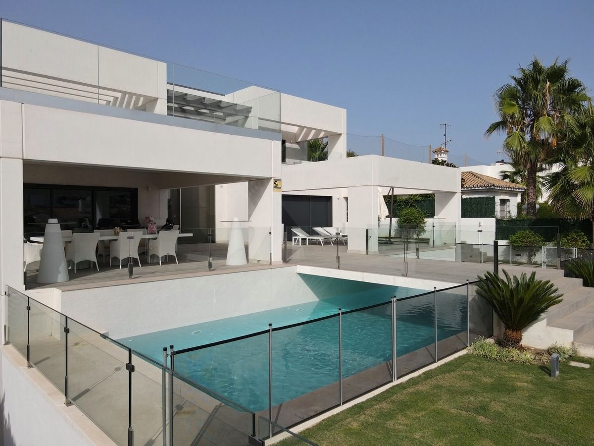 Villa moderna en primera línea de golf de Guadalmina