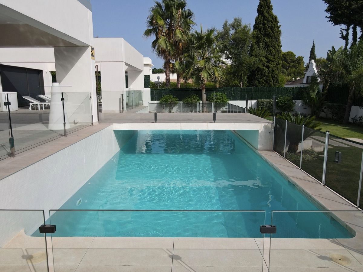 Villa moderna en primera línea de golf de Guadalmina