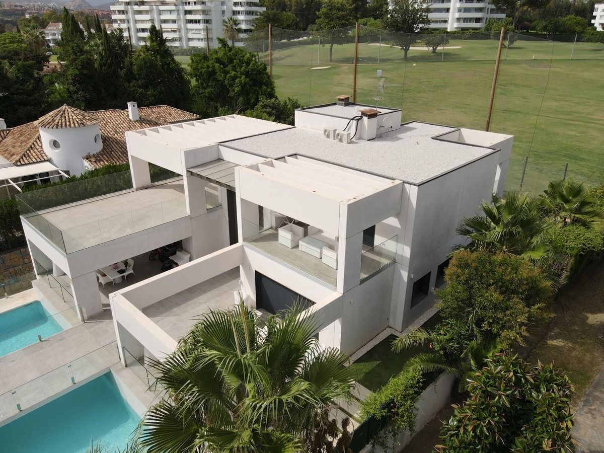 Villa moderna en primera línea de golf de Guadalmina