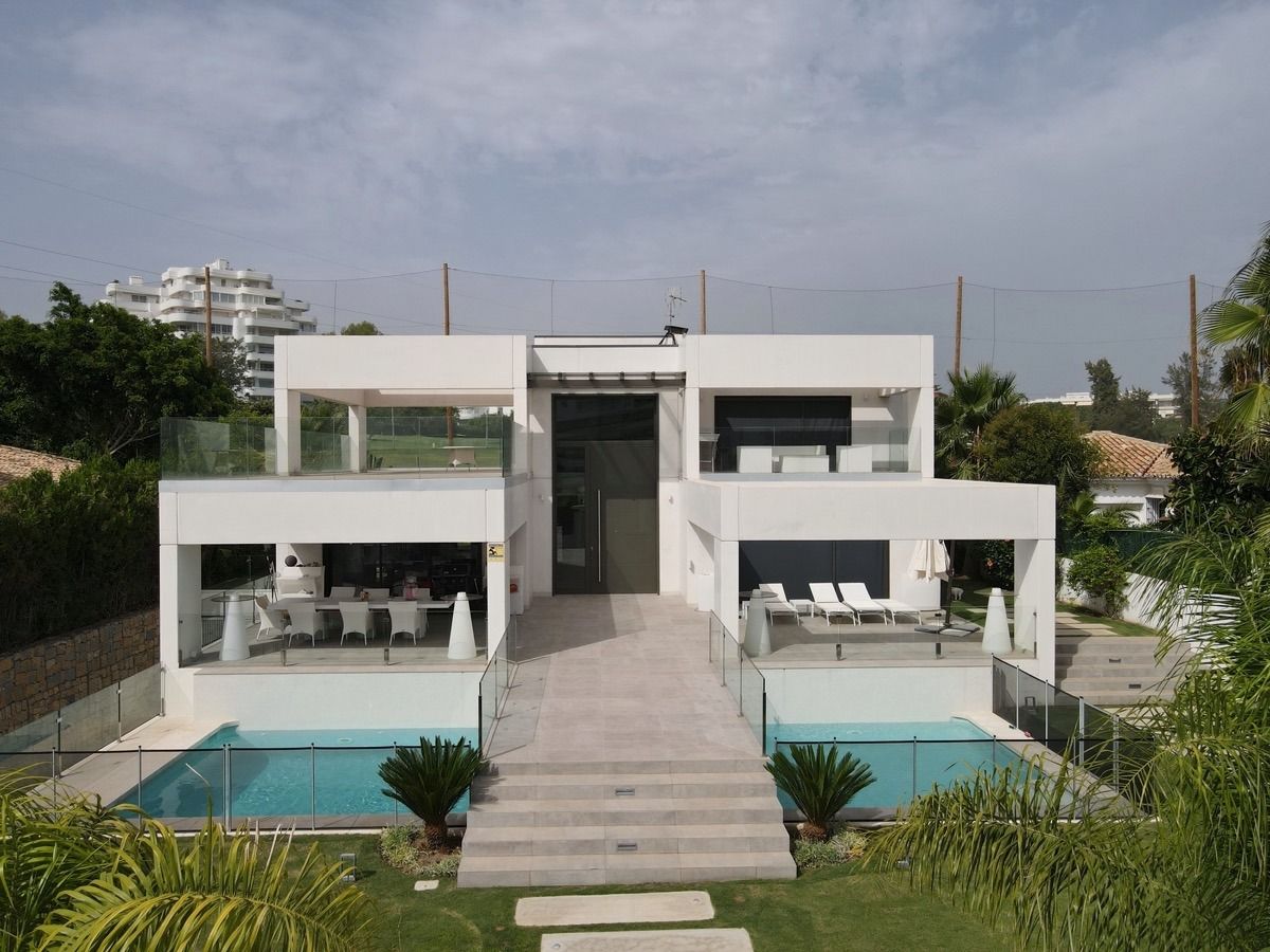 Villa moderna en primera línea de golf de Guadalmina