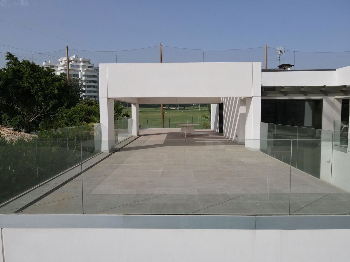 Villa moderna en primera línea de golf de Guadalmina