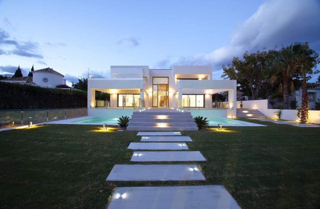 Villa moderna en primera línea de golf de Guadalmina
