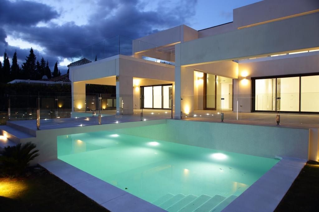 Villa moderna en primera línea de golf de Guadalmina