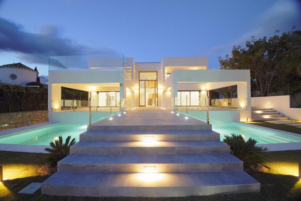 Villa moderna en primera línea de golf de Guadalmina