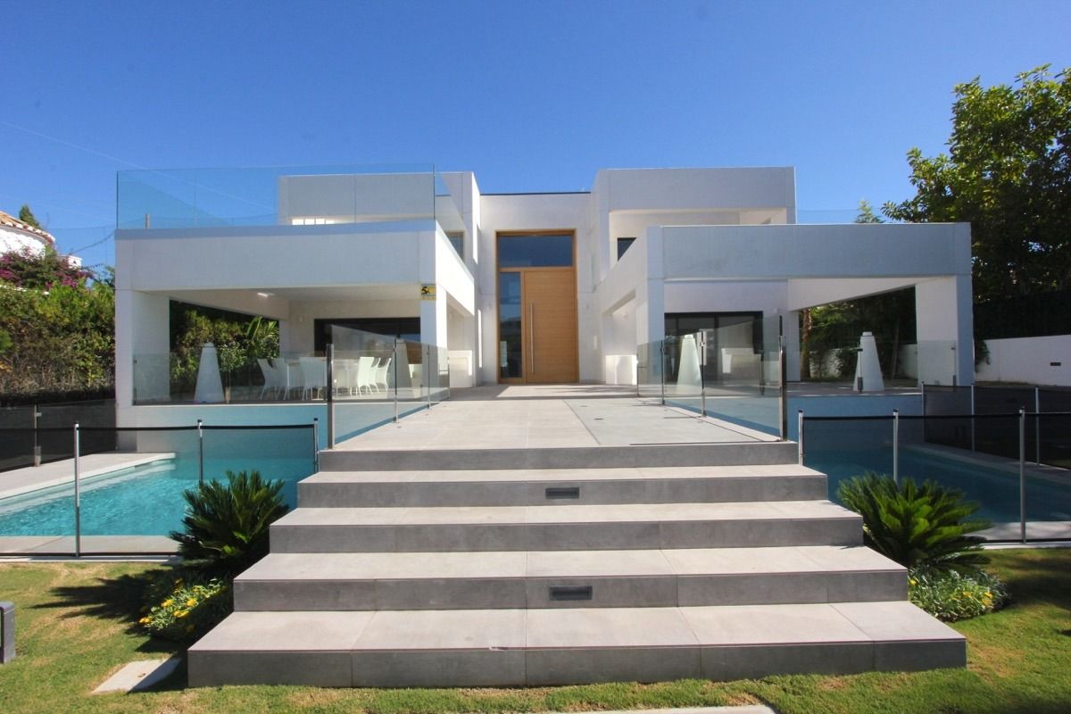 Villa moderna en primera línea de golf de Guadalmina