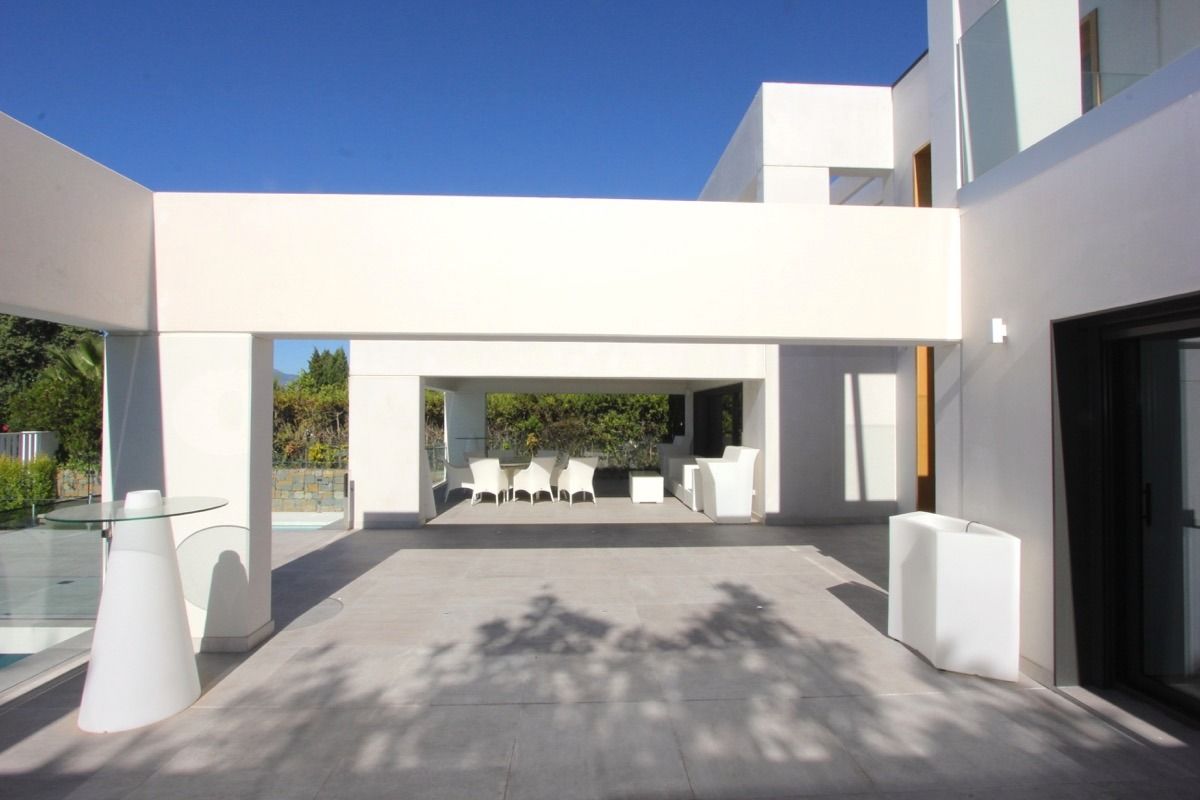 Villa moderna en primera línea de golf de Guadalmina