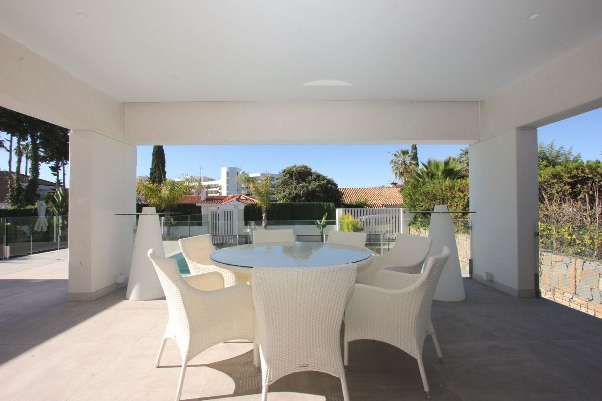 Villa moderna en primera línea de golf de Guadalmina