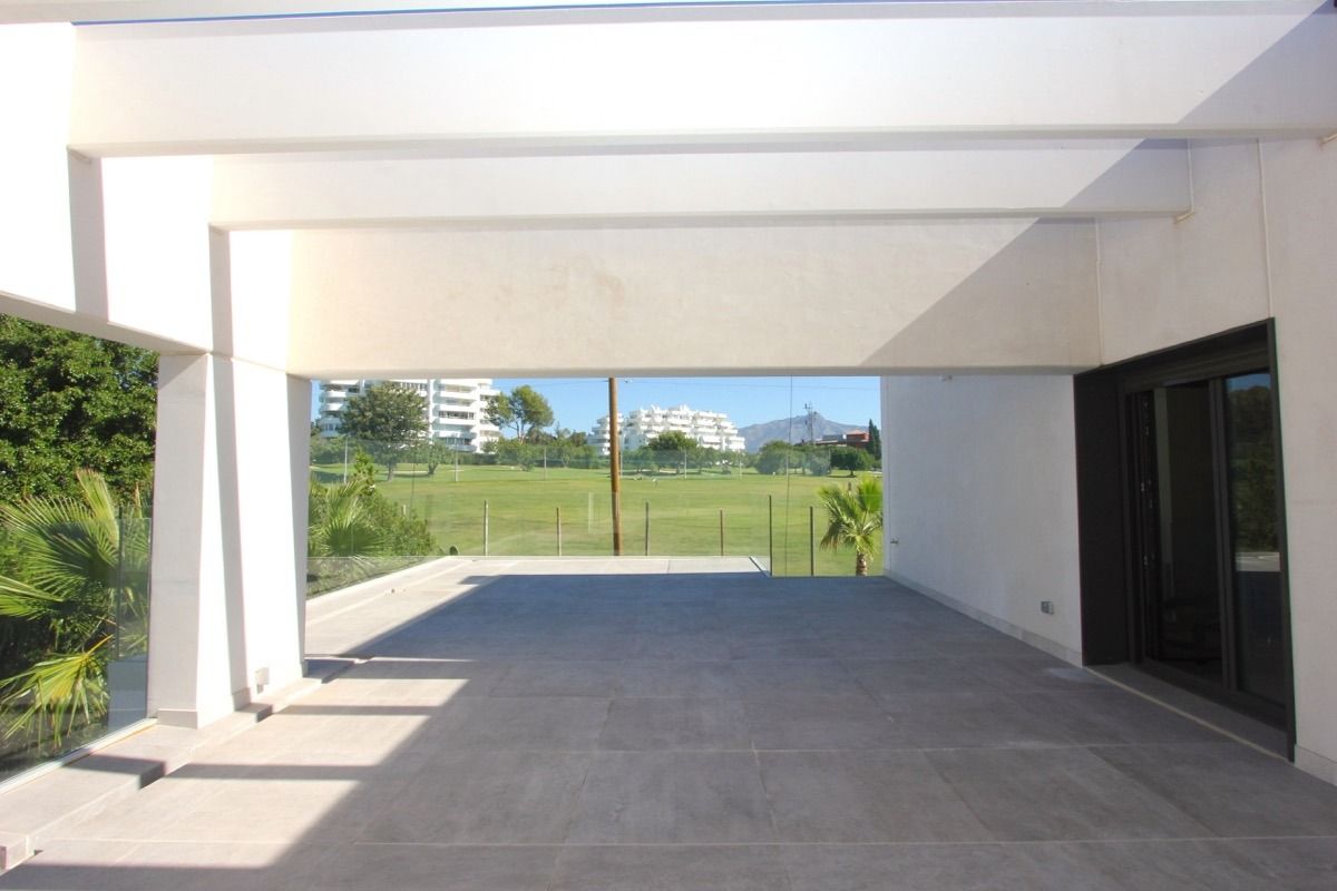 Villa moderna en primera línea de golf de Guadalmina