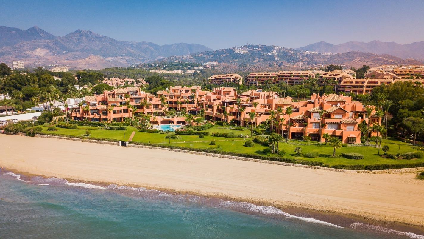 Áticos dúplex en 1ª línea de playa en Los Monteros, Marbella