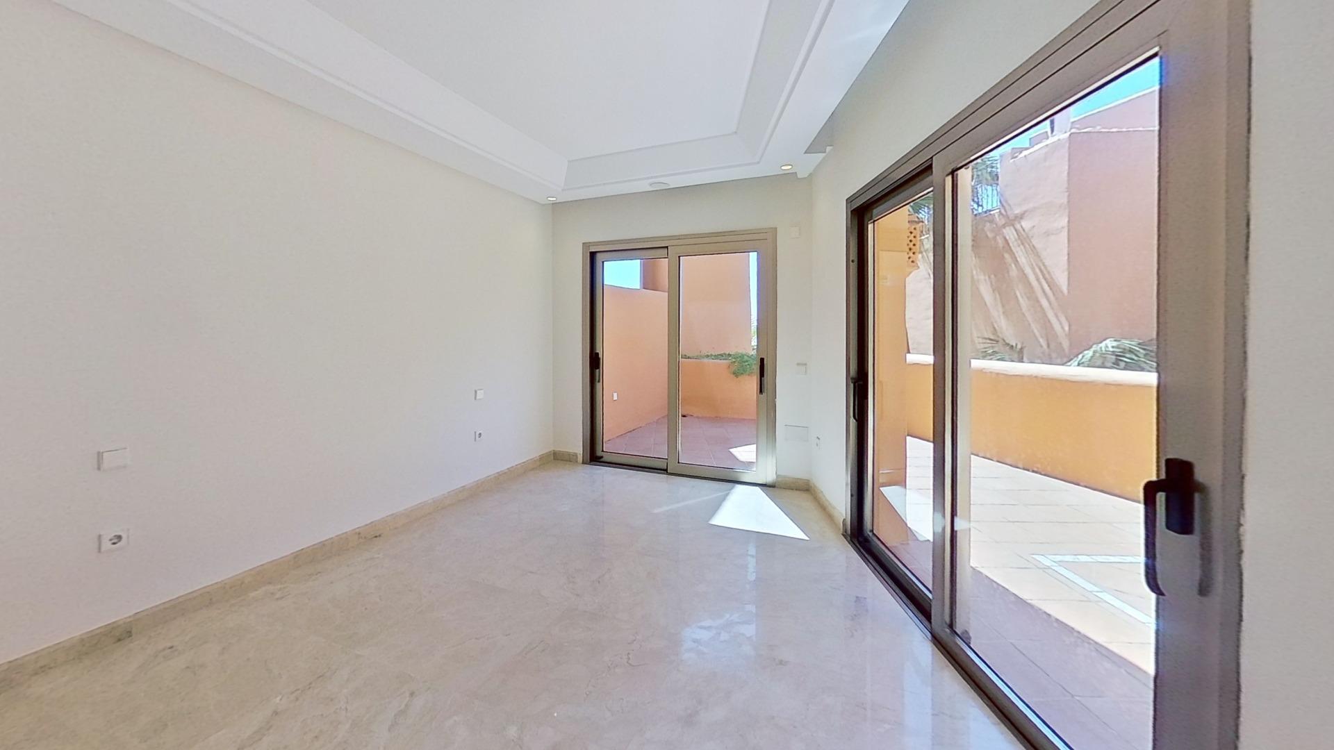 Áticos dúplex en 1ª línea de playa en Los Monteros, Marbella
