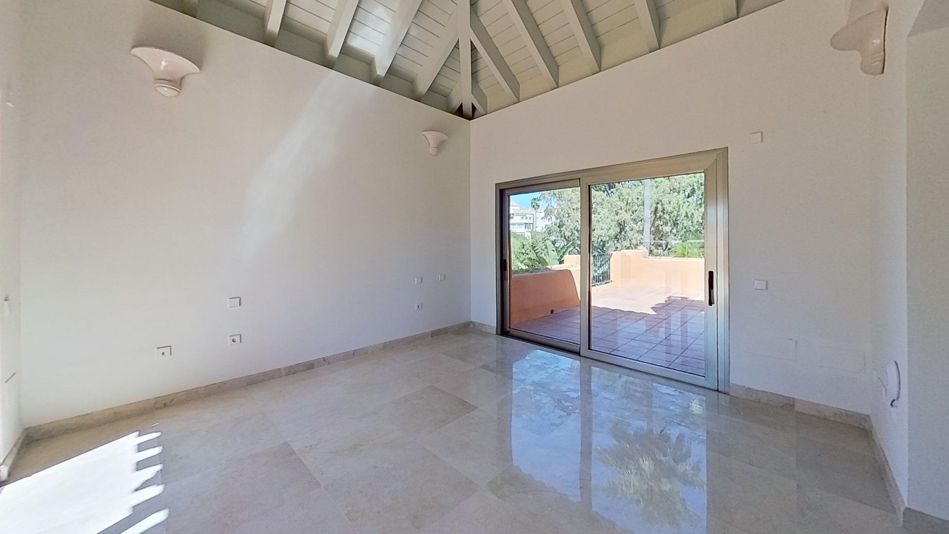 Áticos dúplex en 1ª línea de playa en Los Monteros, Marbella