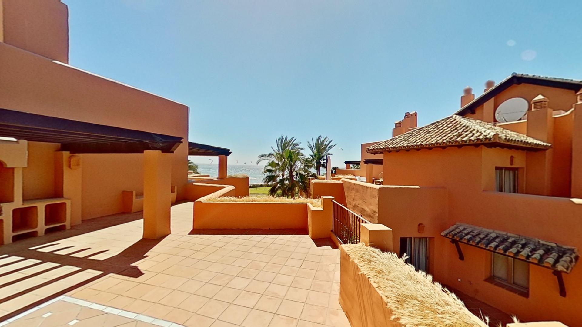 Áticos dúplex en 1ª línea de playa en Los Monteros, Marbella