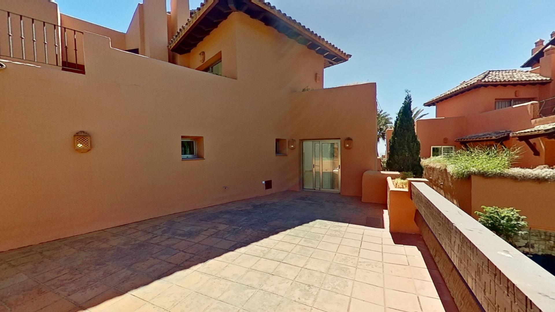 Áticos dúplex en 1ª línea de playa en Los Monteros, Marbella