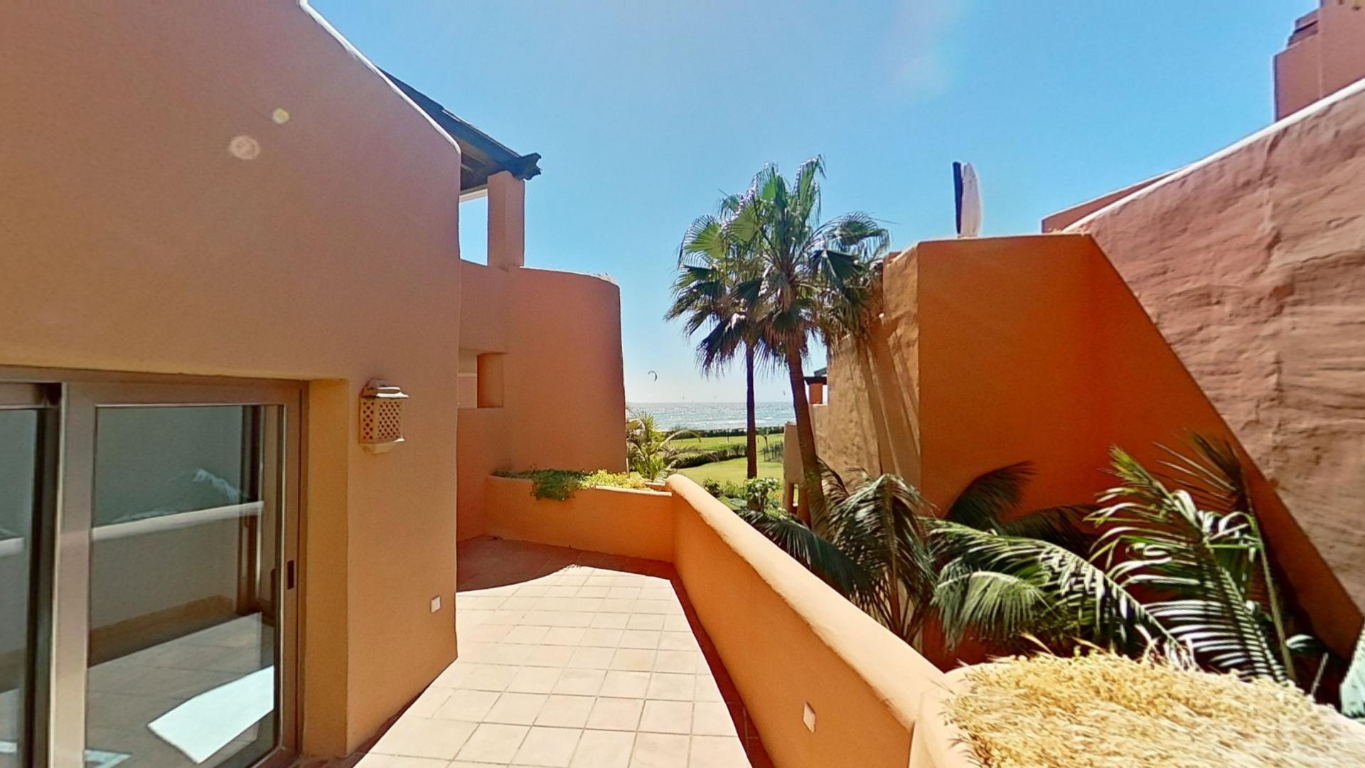 Áticos dúplex en 1ª línea de playa en Los Monteros, Marbella