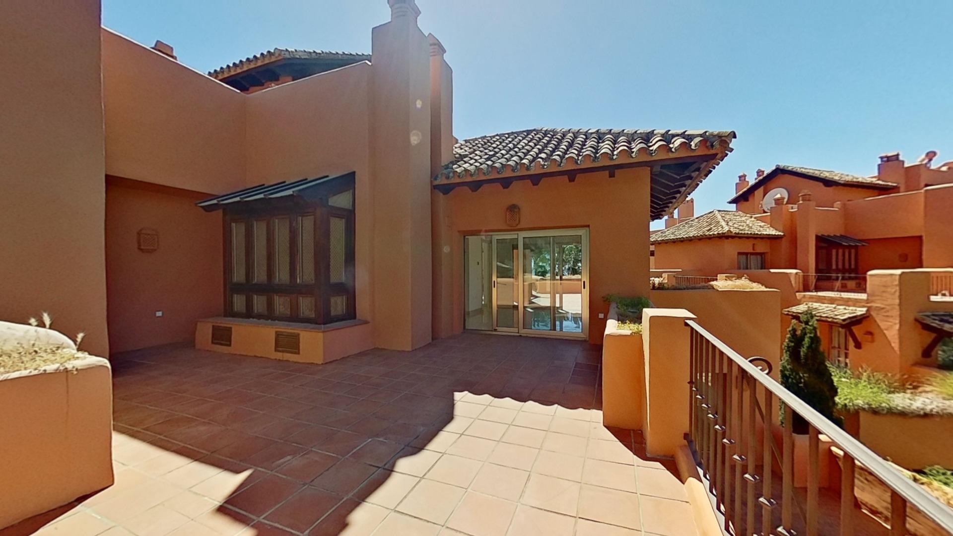 Áticos dúplex en 1ª línea de playa en Los Monteros, Marbella