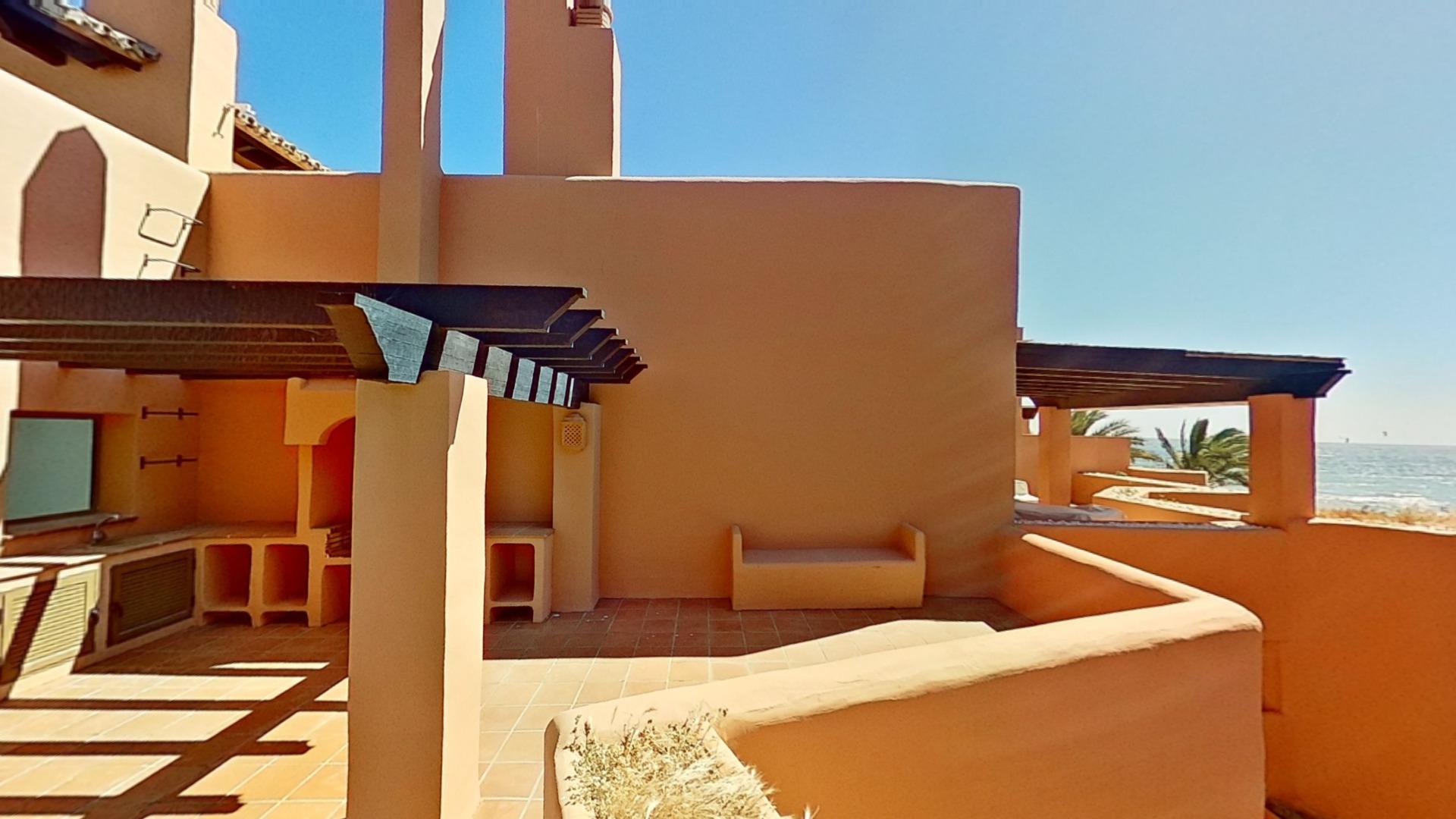 Áticos dúplex en 1ª línea de playa en Los Monteros, Marbella