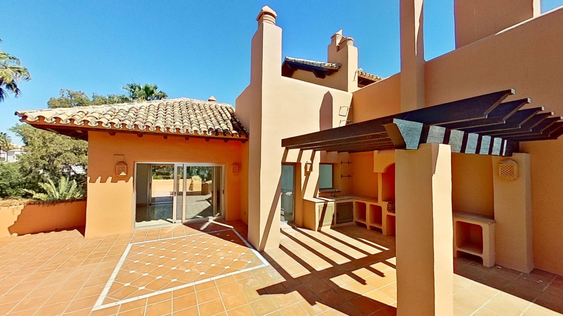 Áticos dúplex en 1ª línea de playa en Los Monteros, Marbella