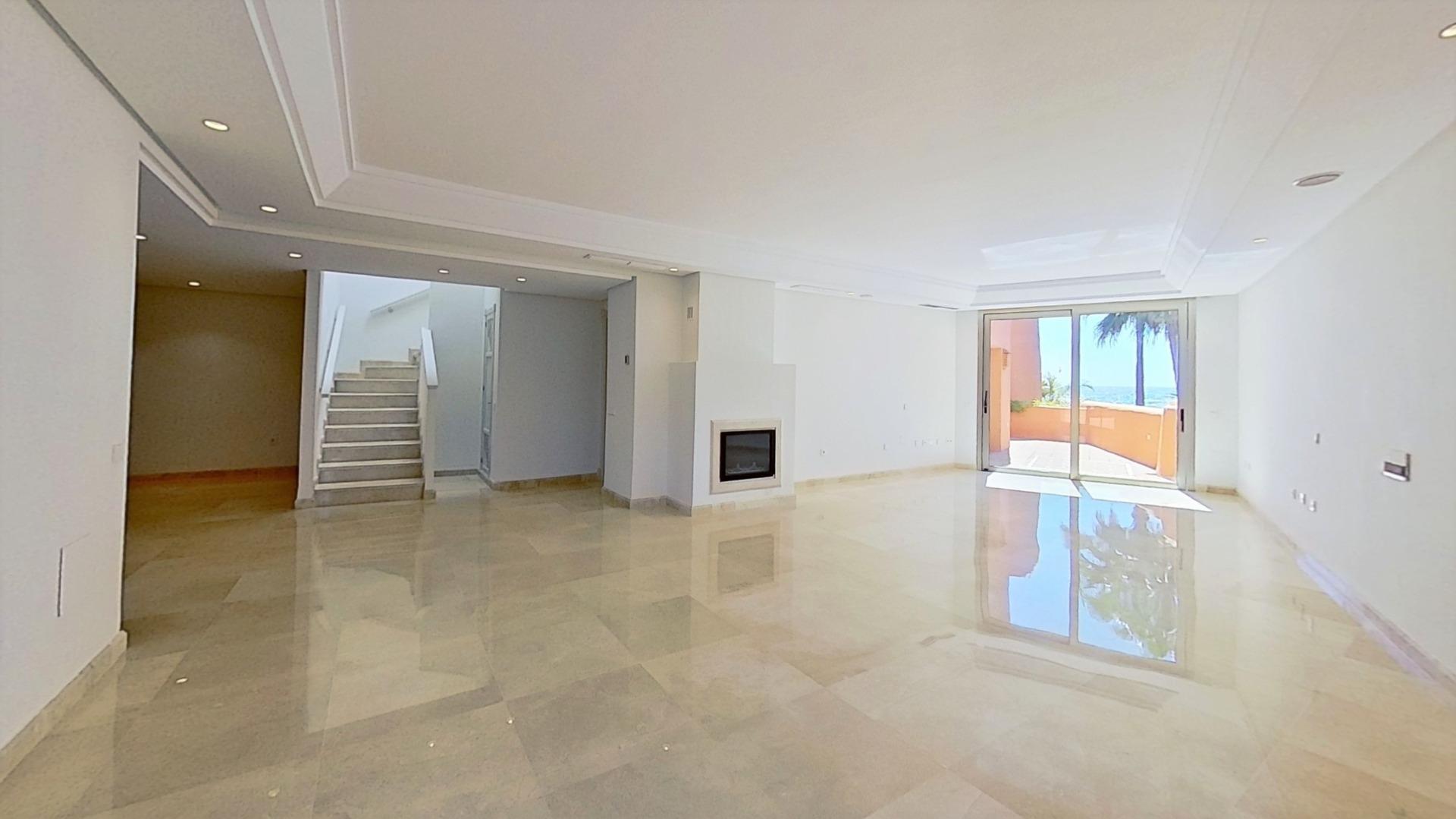 Áticos dúplex en 1ª línea de playa en Los Monteros, Marbella