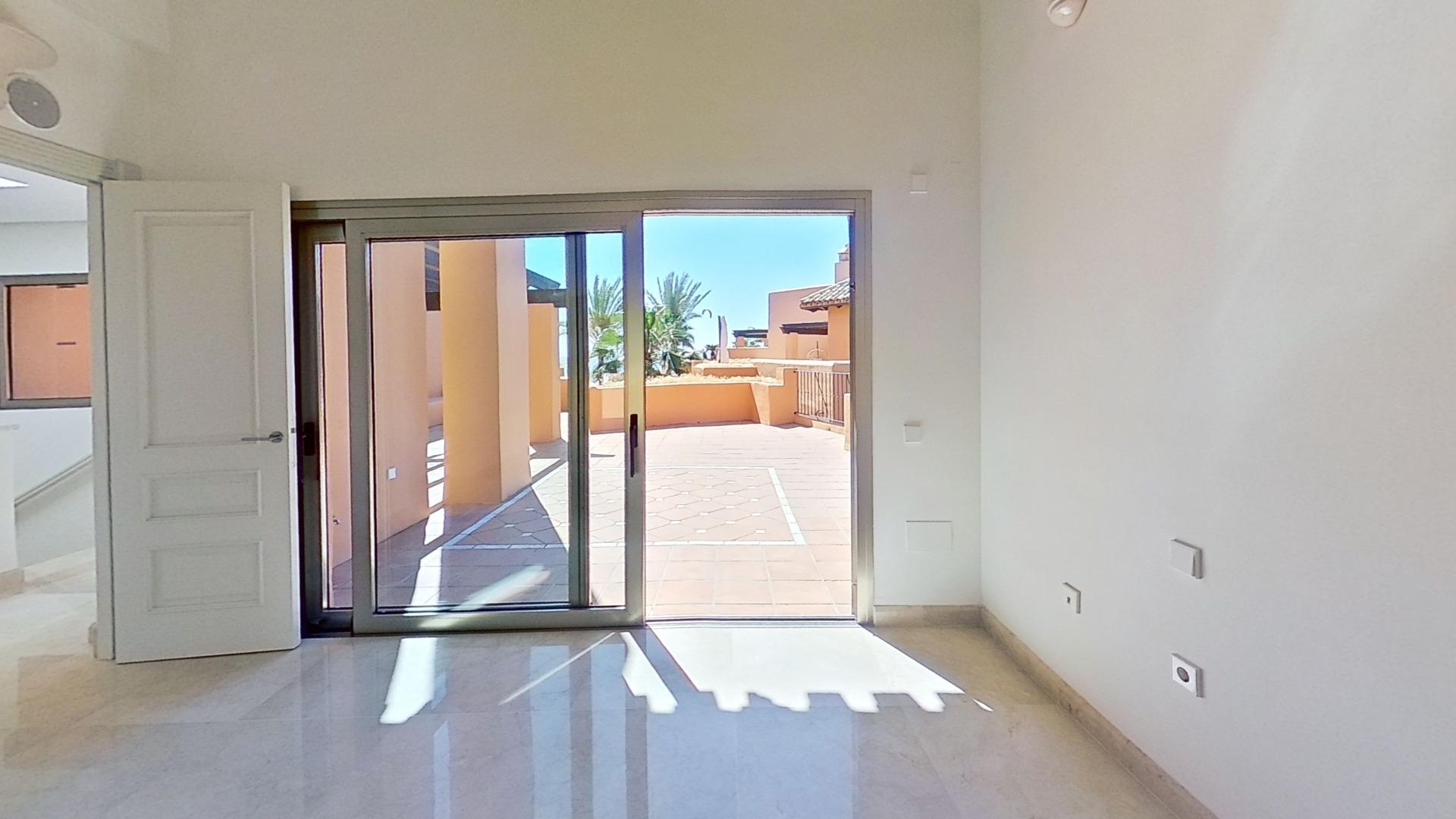 Áticos dúplex en 1ª línea de playa en Los Monteros, Marbella
