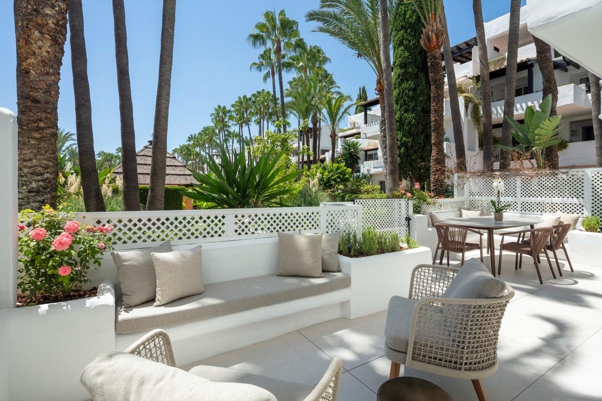 Apartamento bajo reformado en la Milla de Oro de Marbella